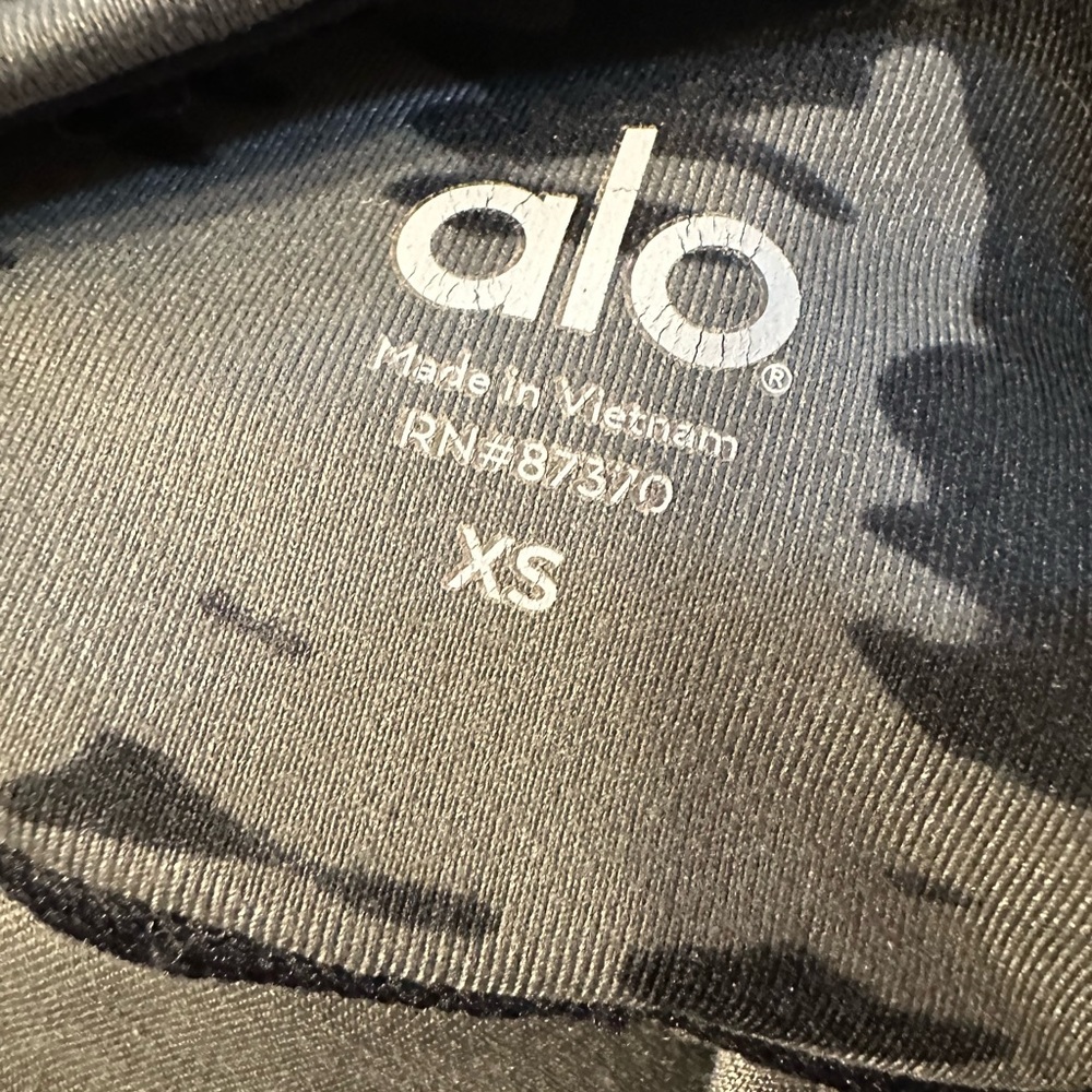 Alo yoga patterned cropped leggings XS - Picture 3 of 3